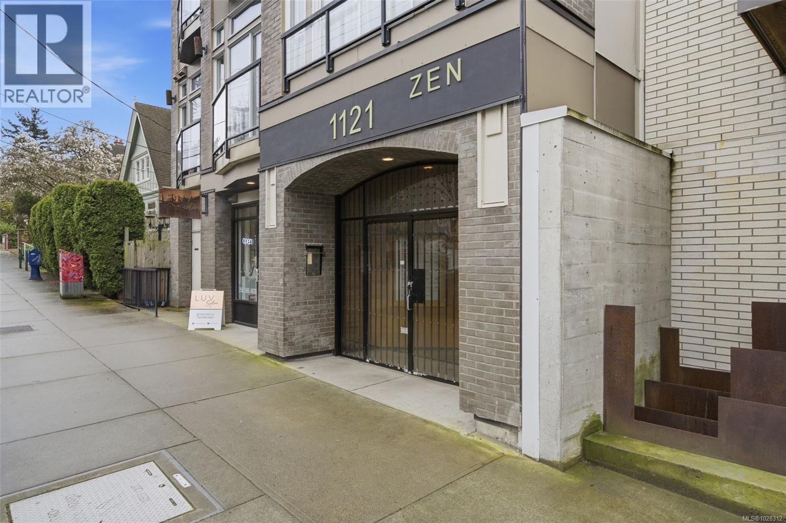 208 1121 Fort St, Victoria