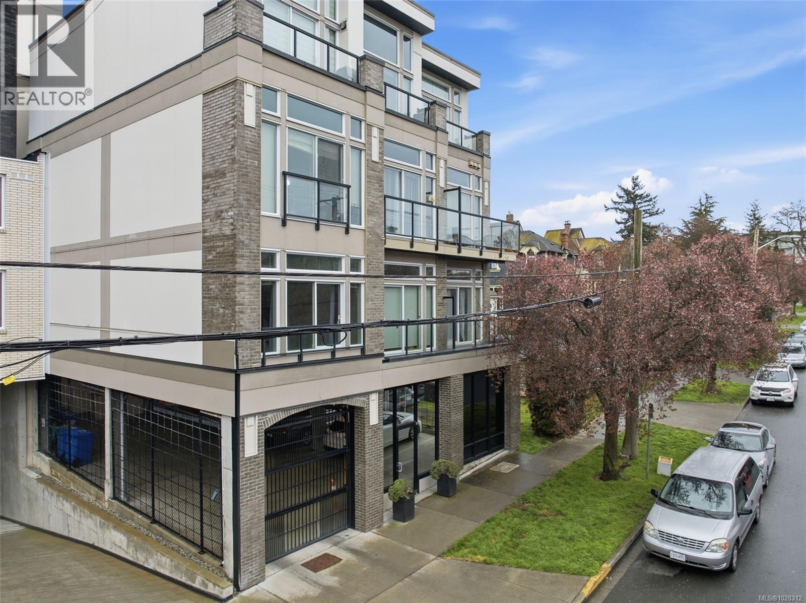 208 1121 Fort St, Victoria