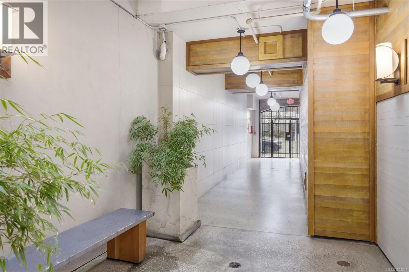 208 1121 Fort St, Victoria