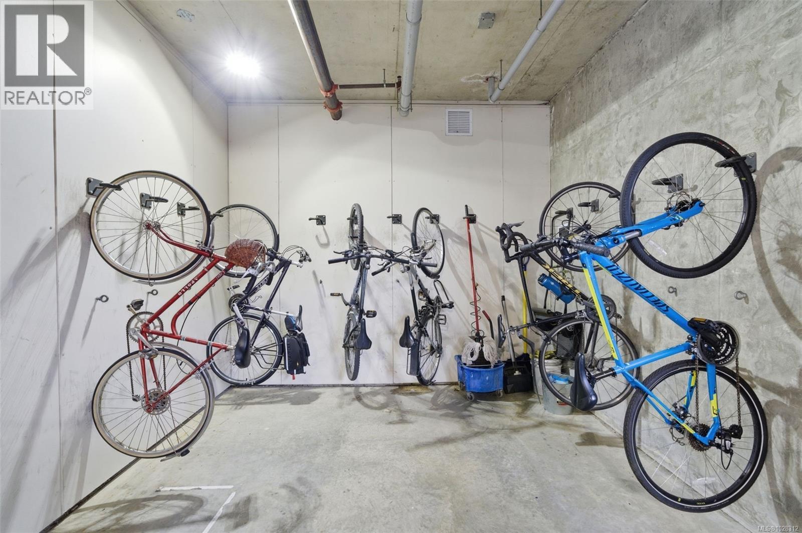 208 1121 Fort St, Victoria