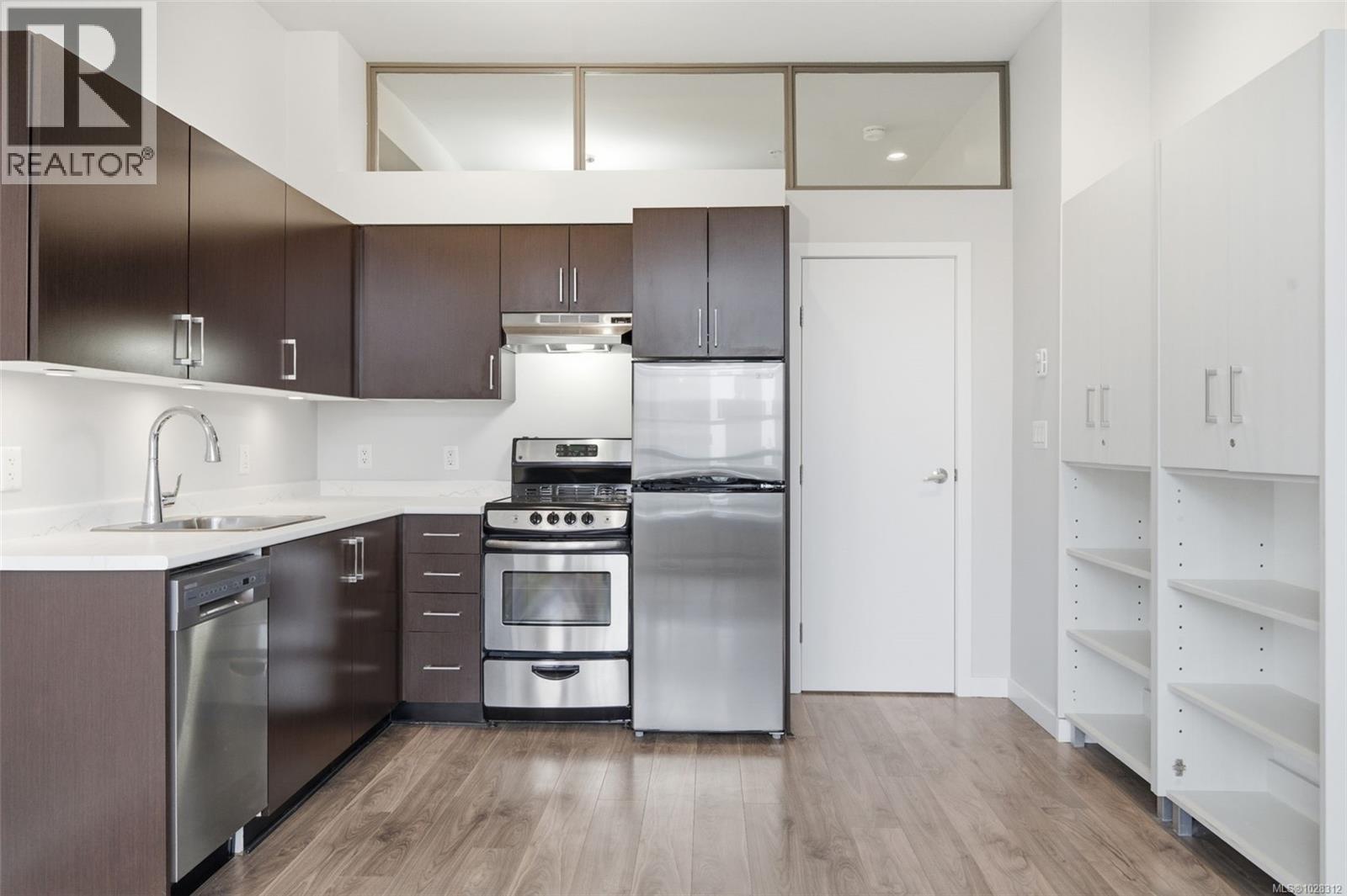 208 1121 Fort St, Victoria