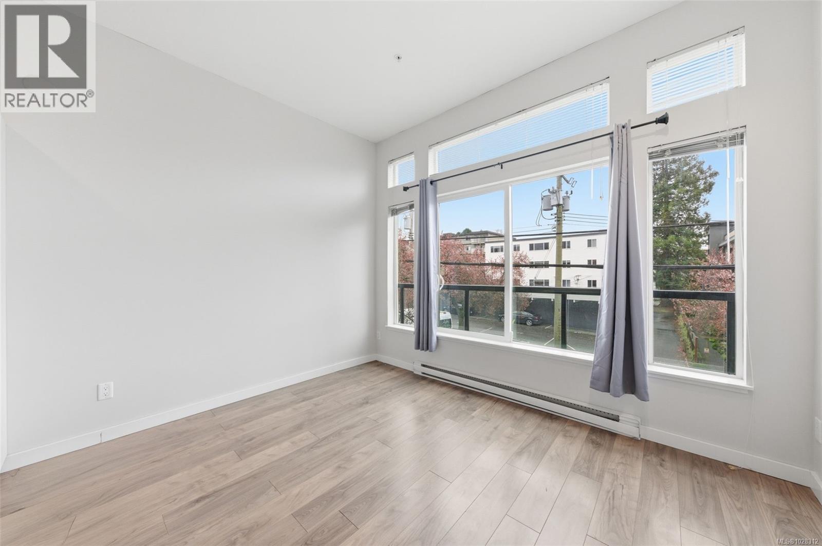 208 1121 Fort St, Victoria