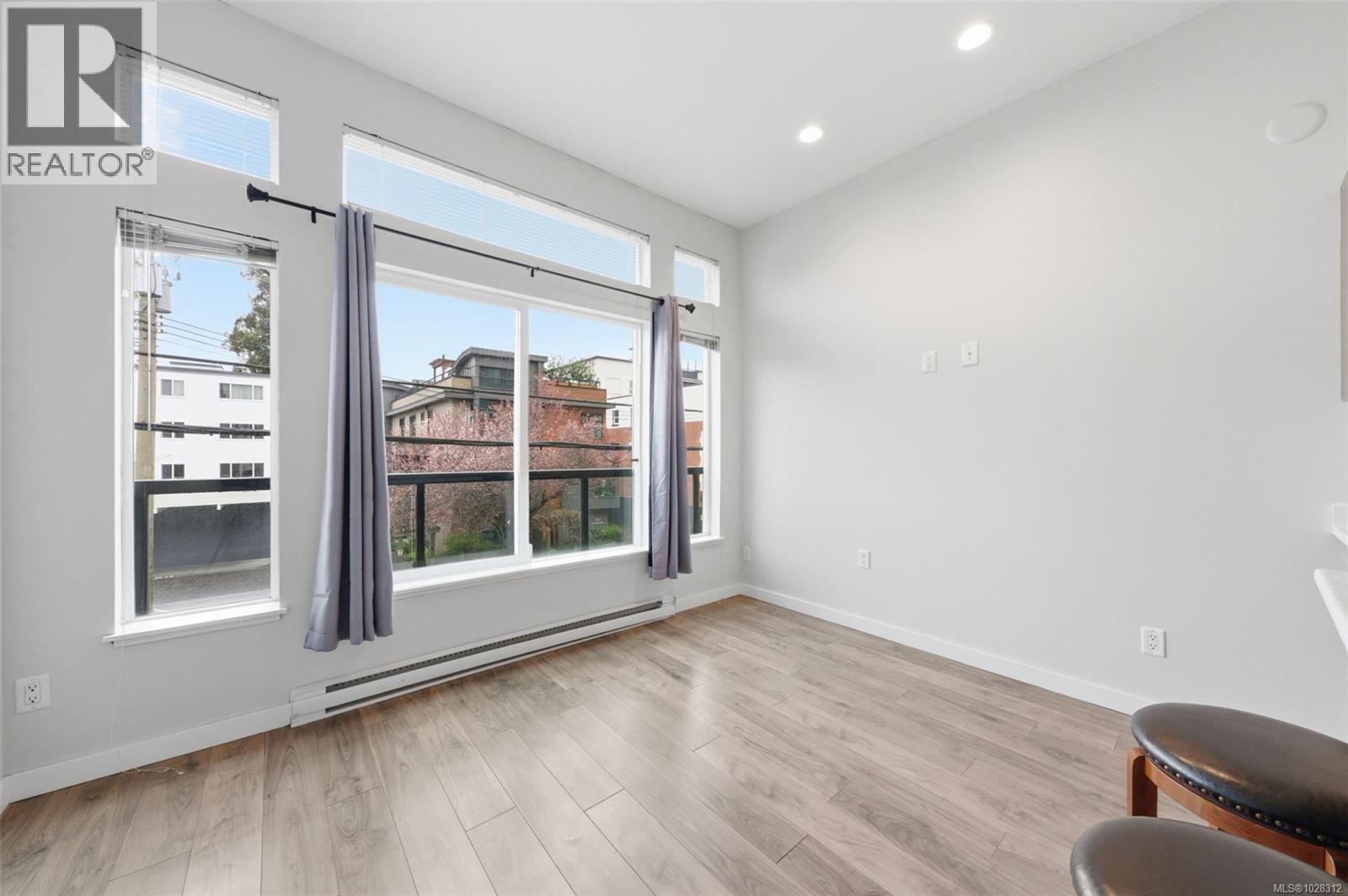 208 1121 Fort St, Victoria