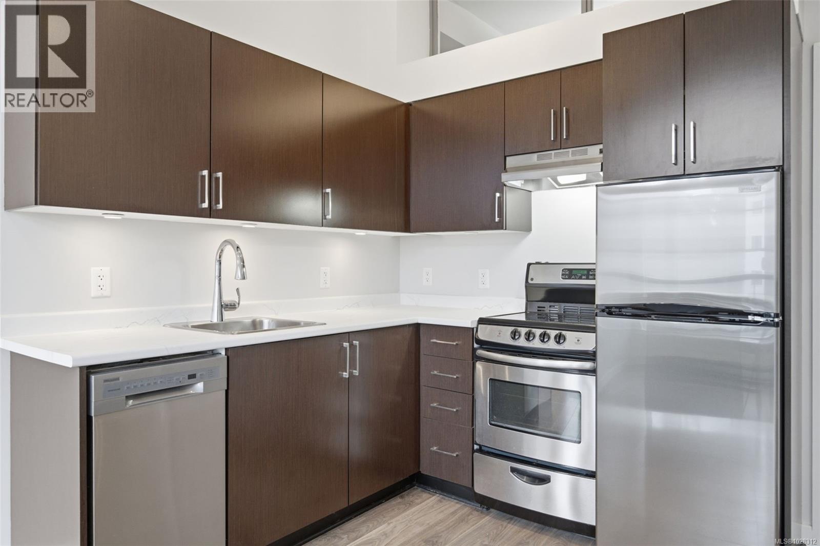 208 1121 Fort St, Victoria