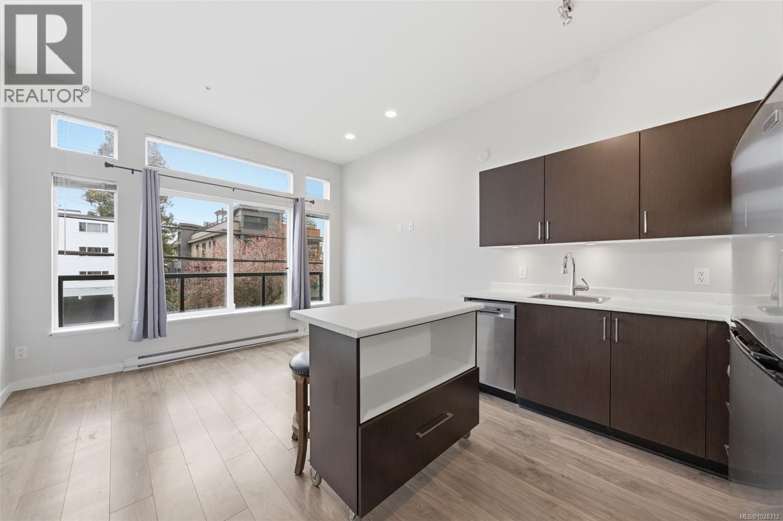 208 1121 Fort St, Victoria