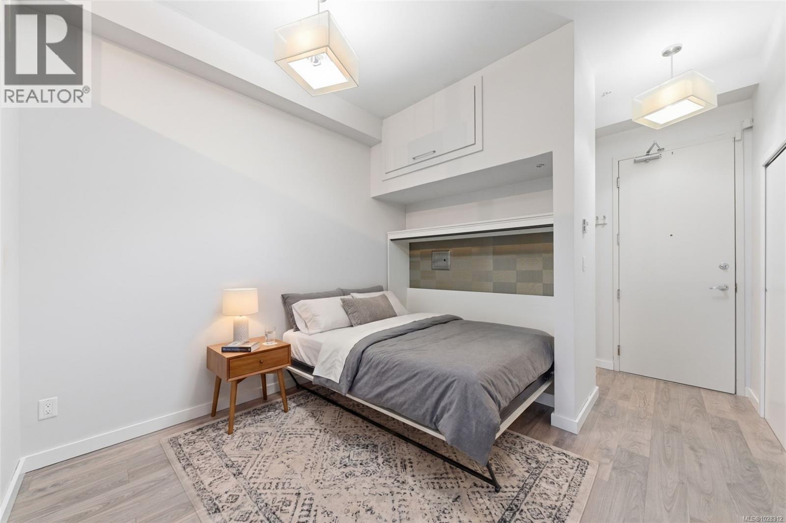 208 1121 Fort St, Victoria