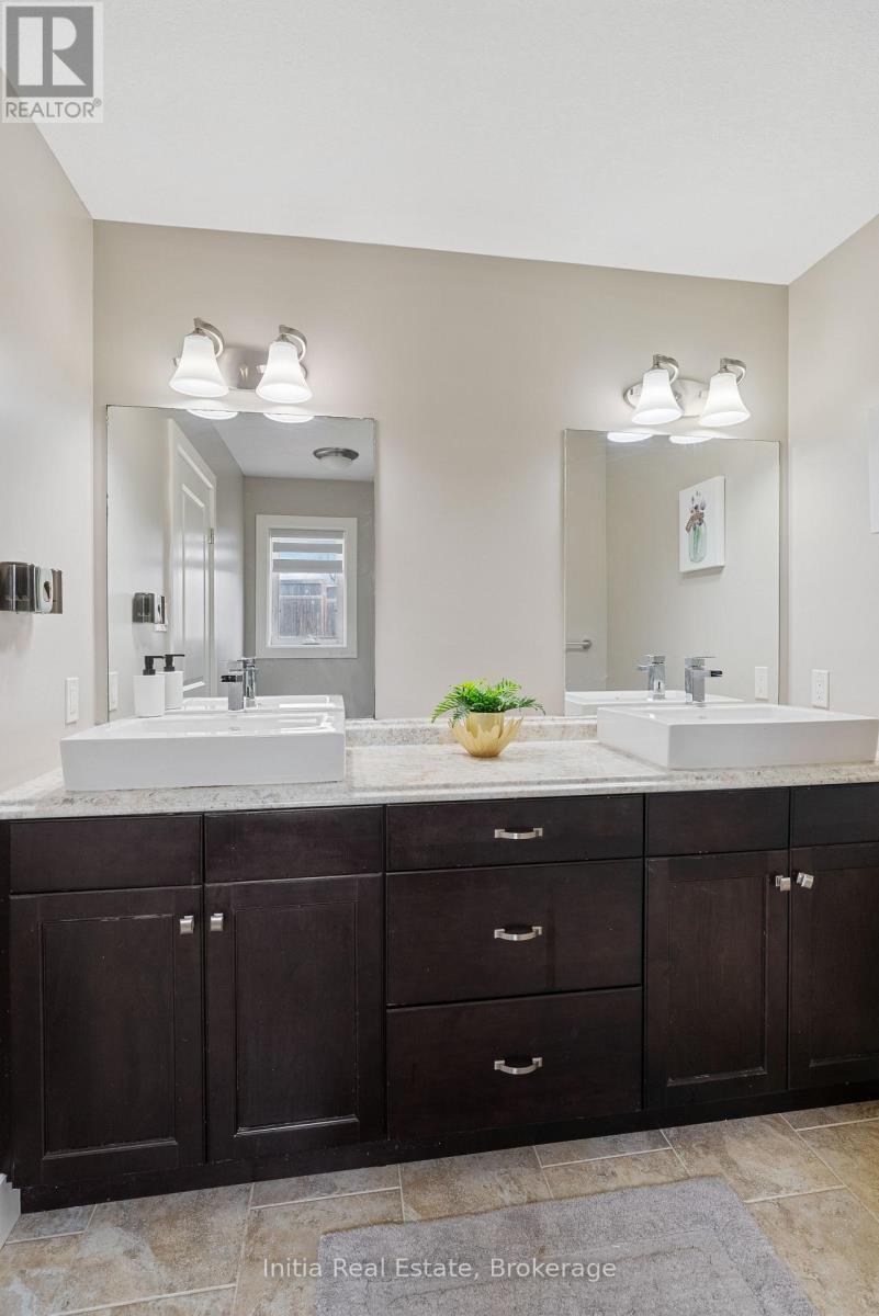 25 QUEENSWAY DRIVE - 23
