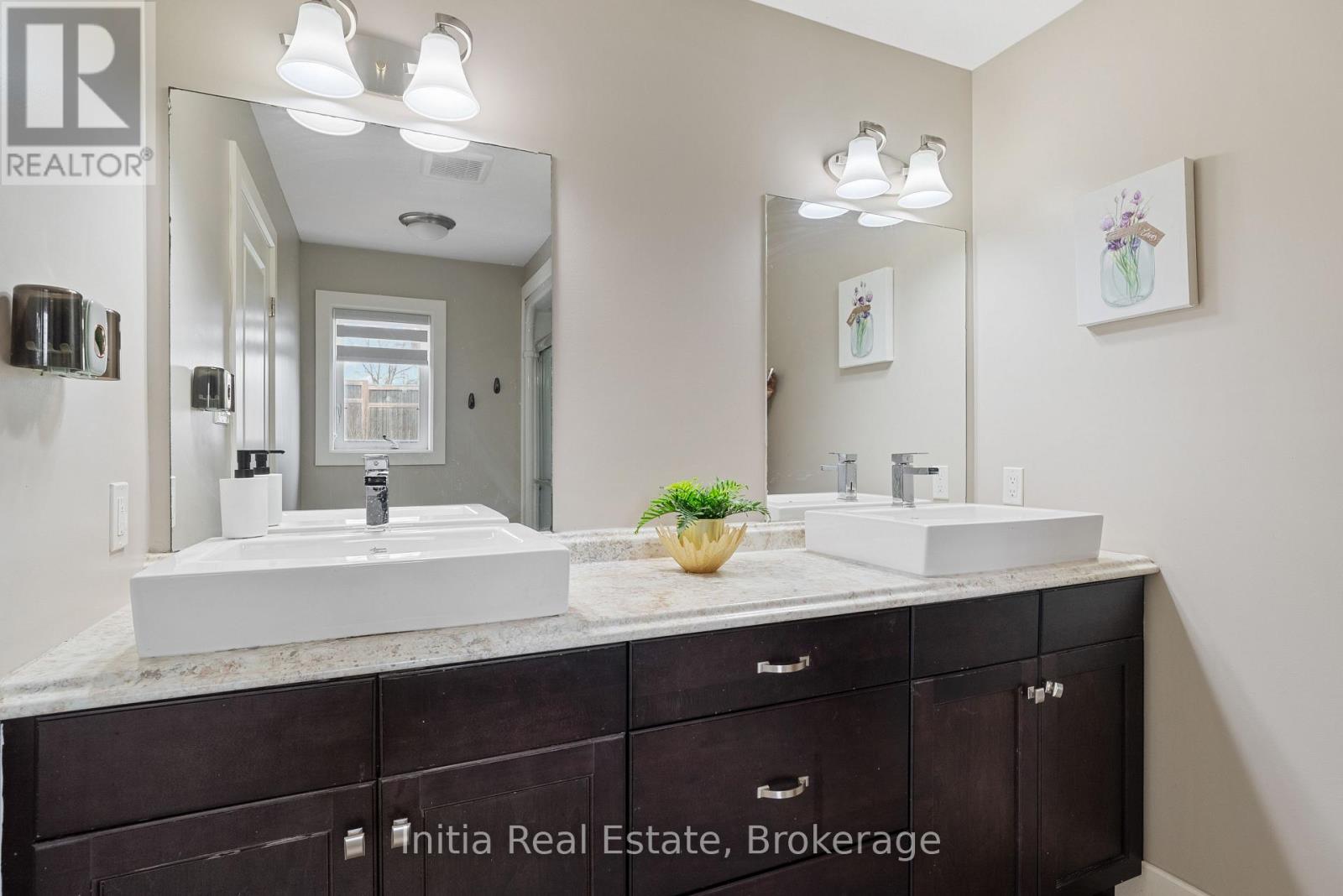 25 QUEENSWAY DRIVE - 24