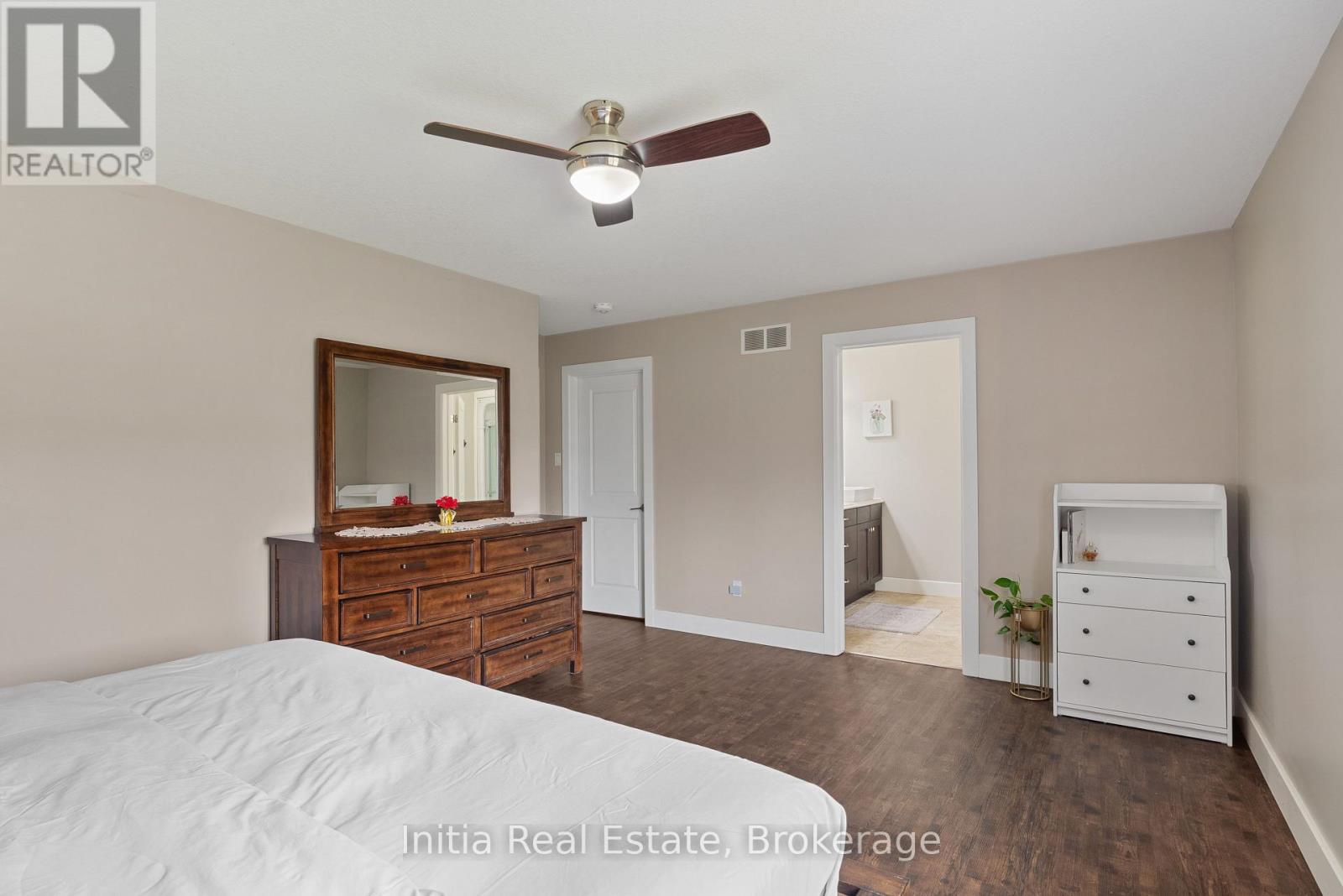 25 QUEENSWAY DRIVE - 26