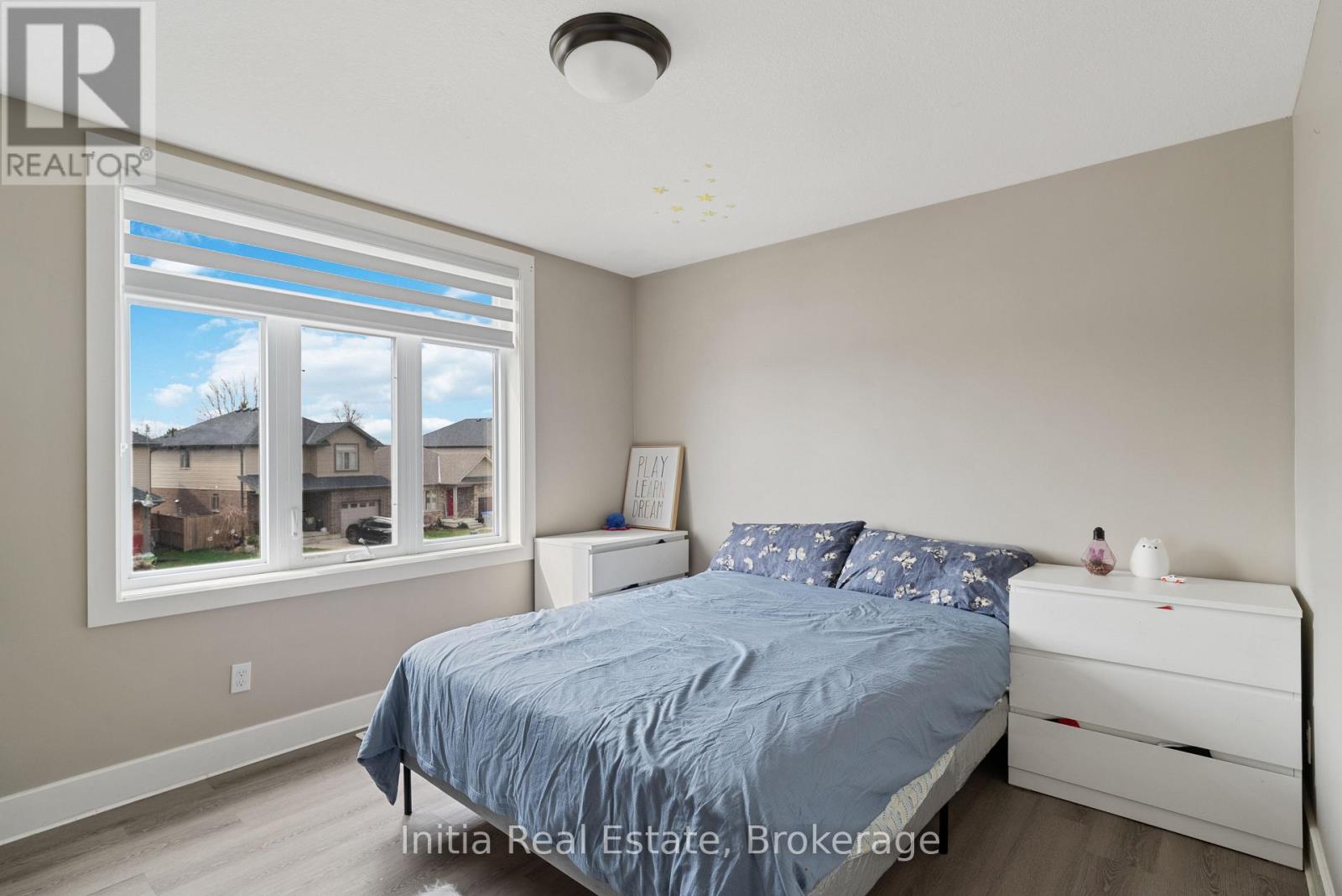 25 QUEENSWAY DRIVE - 28