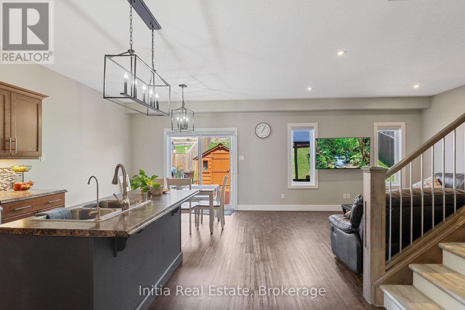 25 QUEENSWAY DRIVE - 4