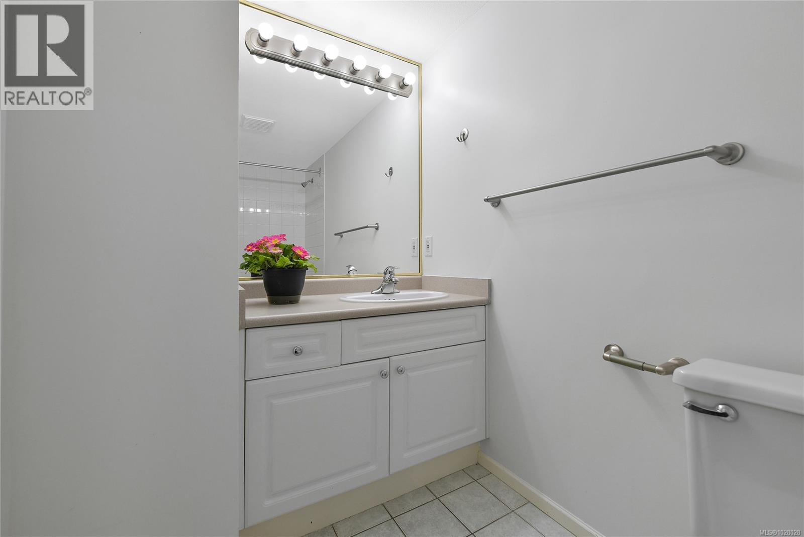 #607 930 YATES ST - 20