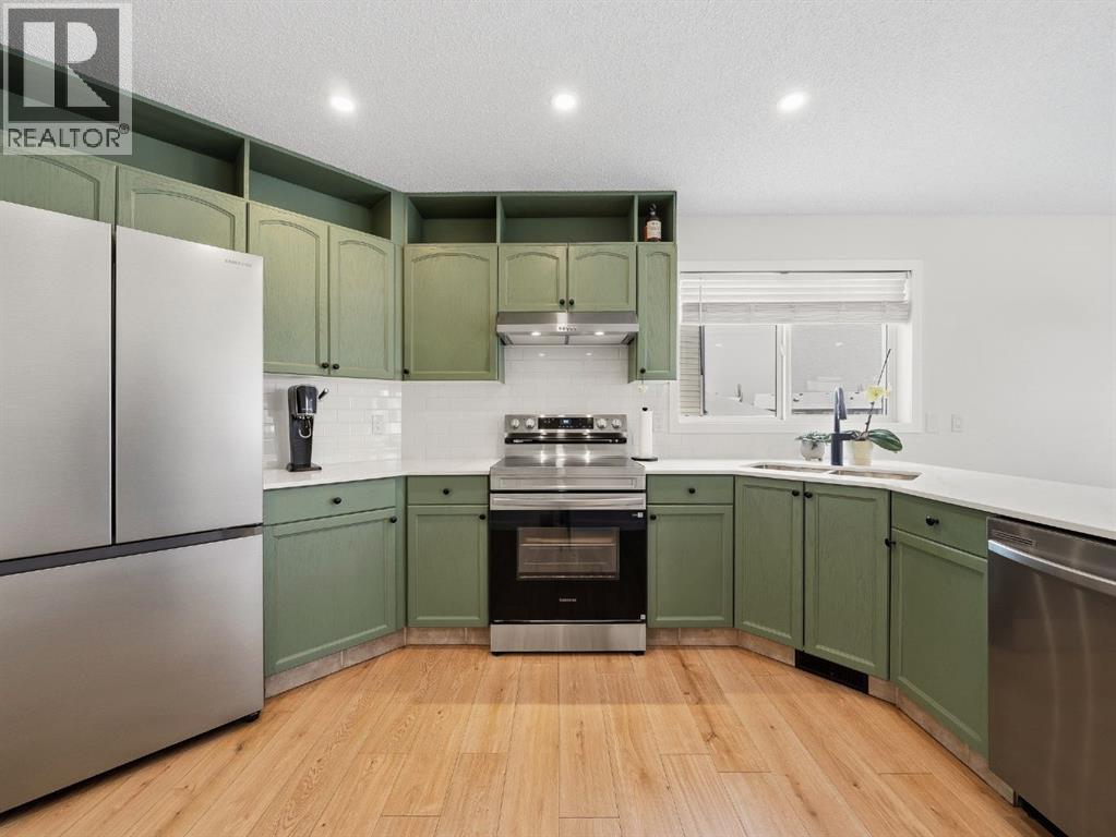 Single Family House Bi-level for Sale in  Everridge Way SW Evergreen Calgary 