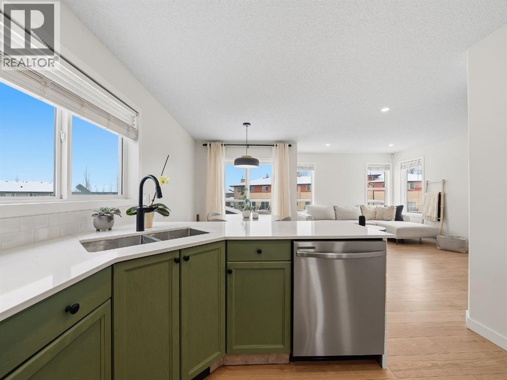 Single Family House Bi-level for Sale in  Everridge Way SW Evergreen Calgary 