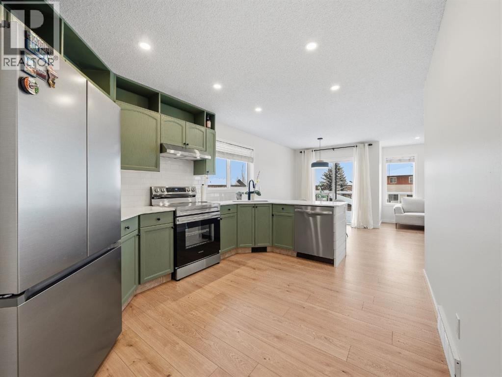 Single Family House Bi-level for Sale in  Everridge Way SW Evergreen Calgary 