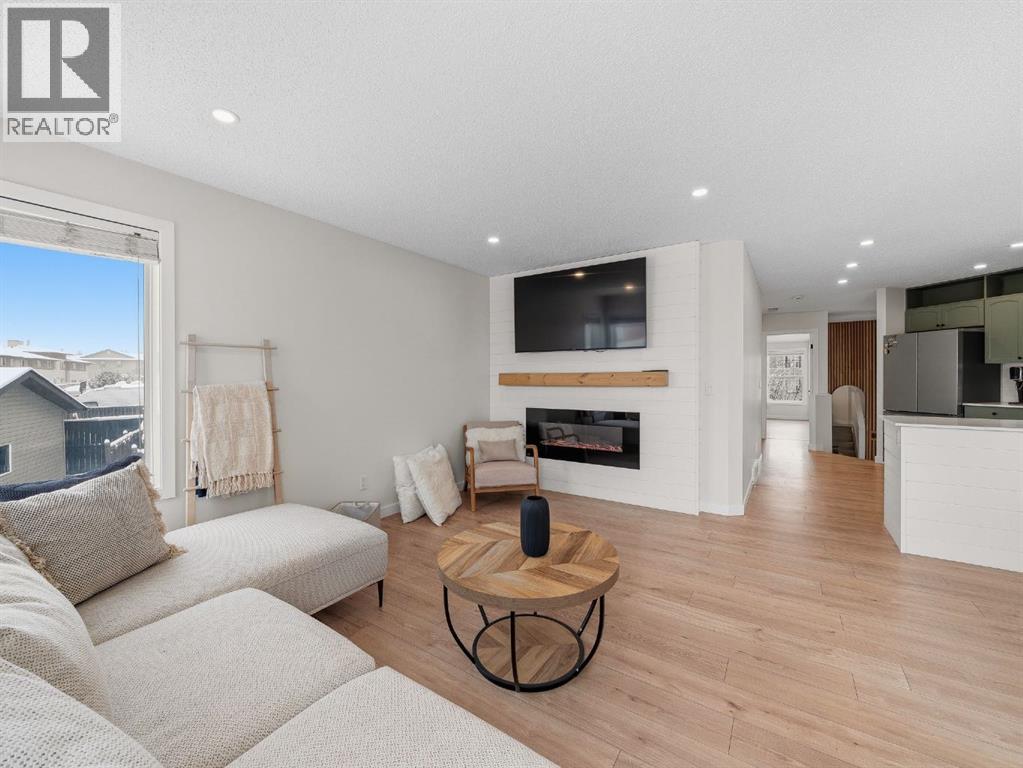 Single Family House Bi-level for Sale in  Everridge Way SW Evergreen Calgary 