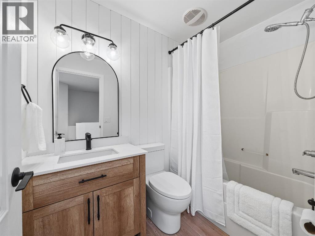 Single Family House Bi-level for Sale in  Everridge Way SW Evergreen Calgary 