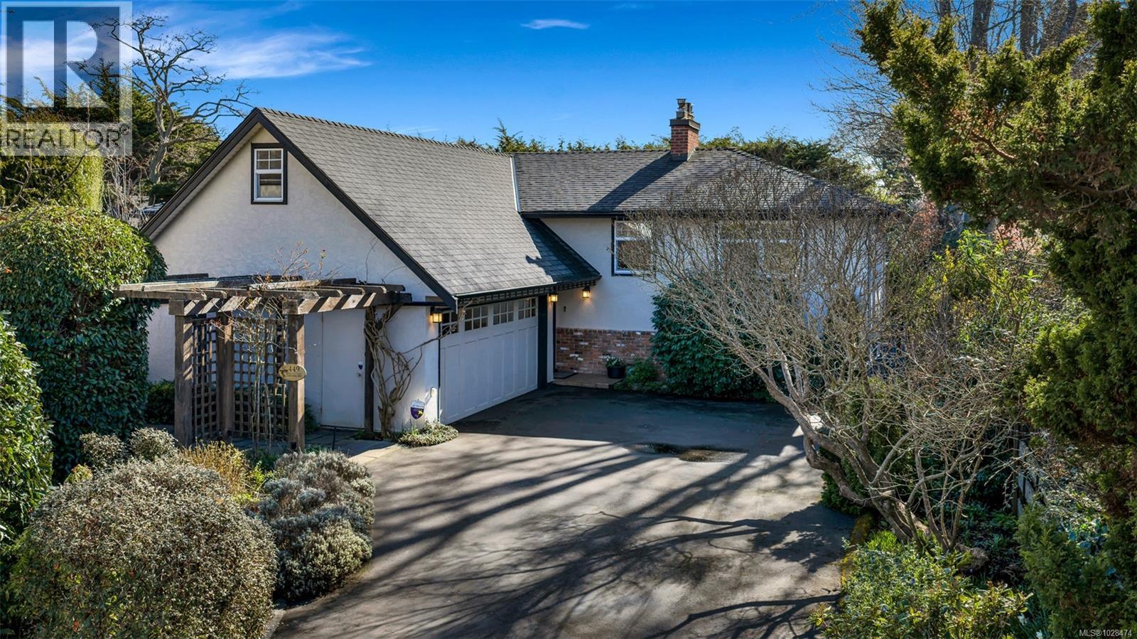  449 Victoria Avenue, Oak Bay