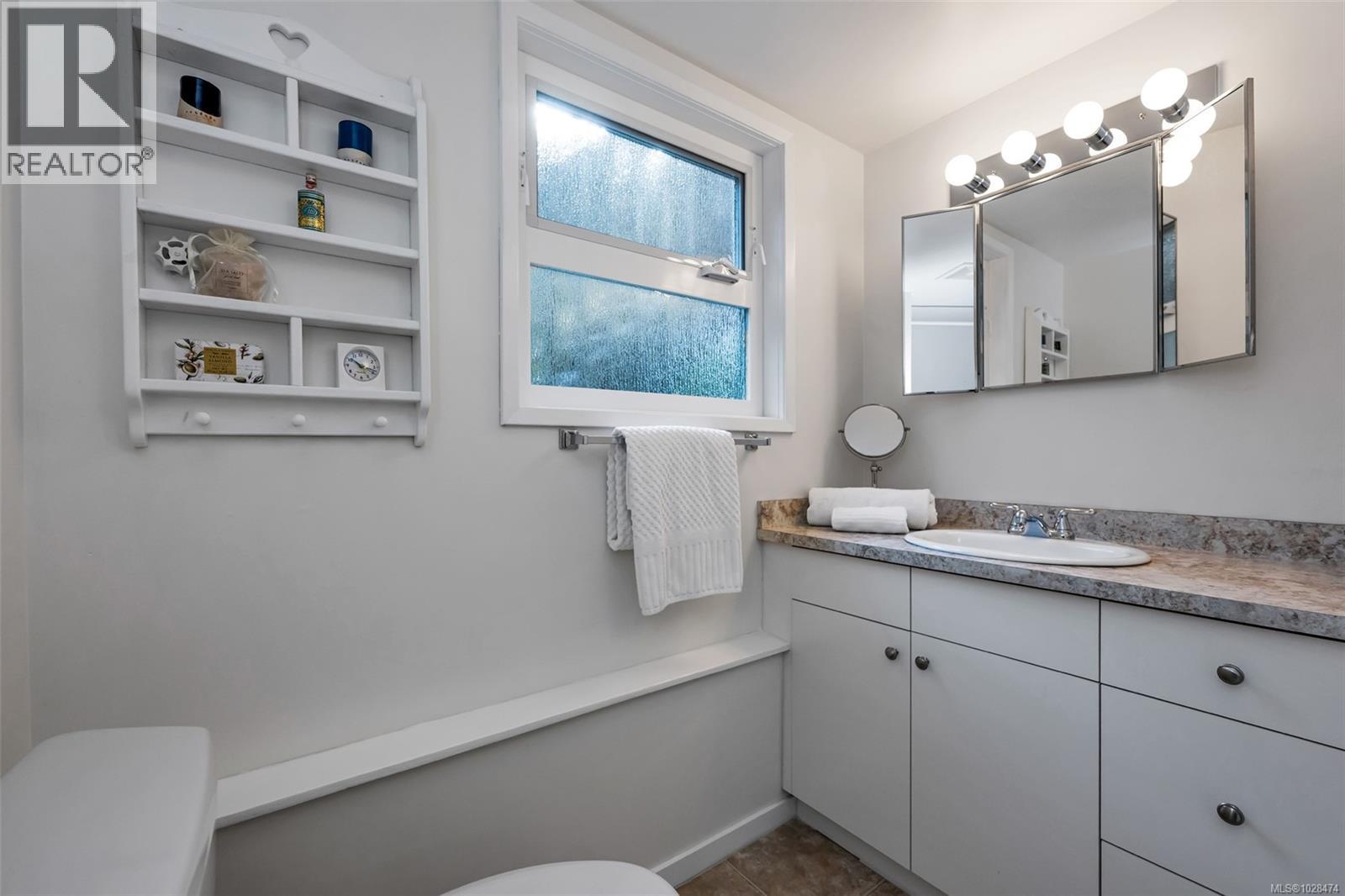 449 Victoria Ave, Oak Bay