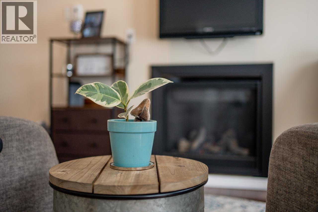 5663 HORSE LAKE ROAD - 16