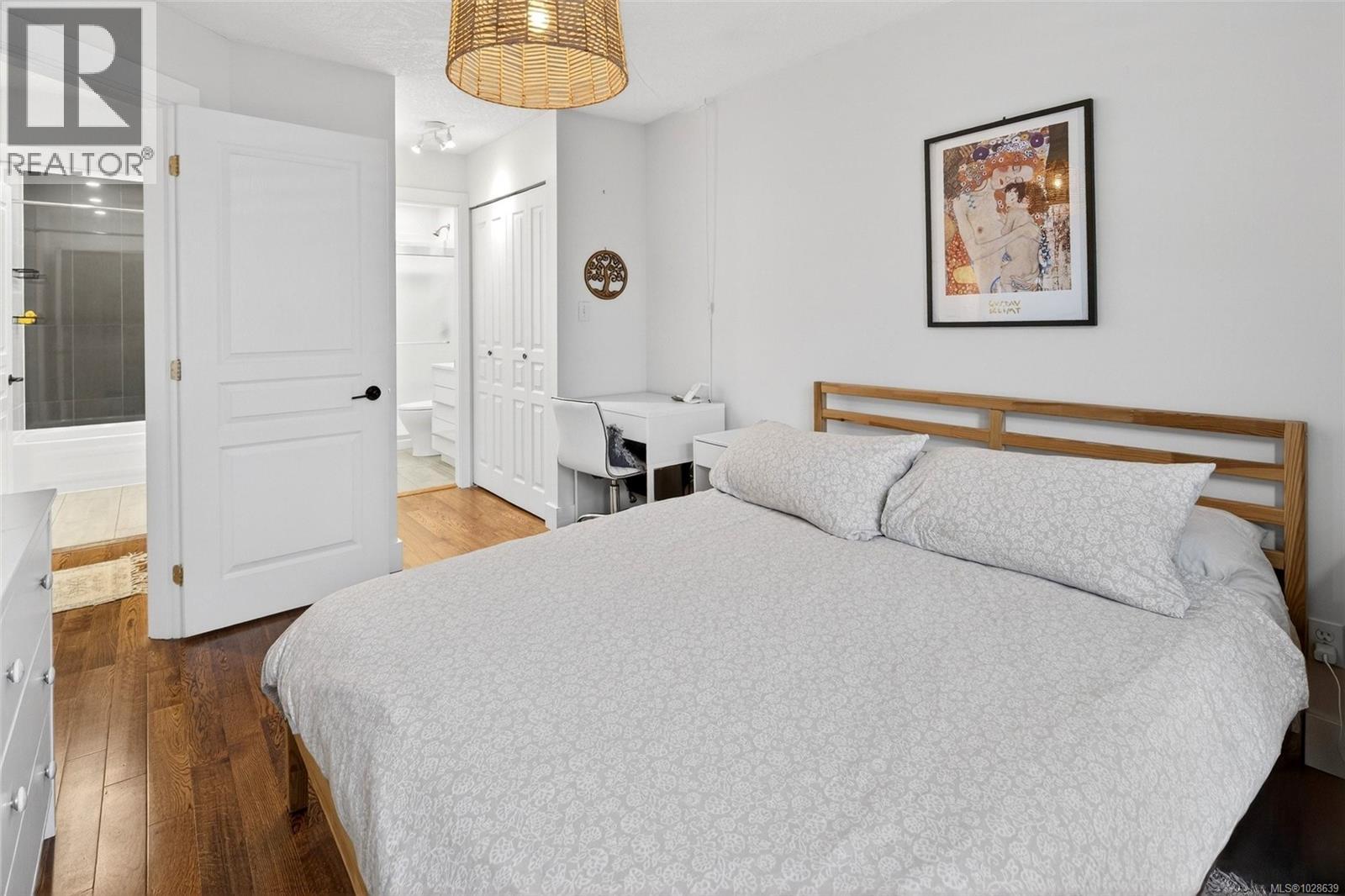 412 894 Vernon Ave, Saanich