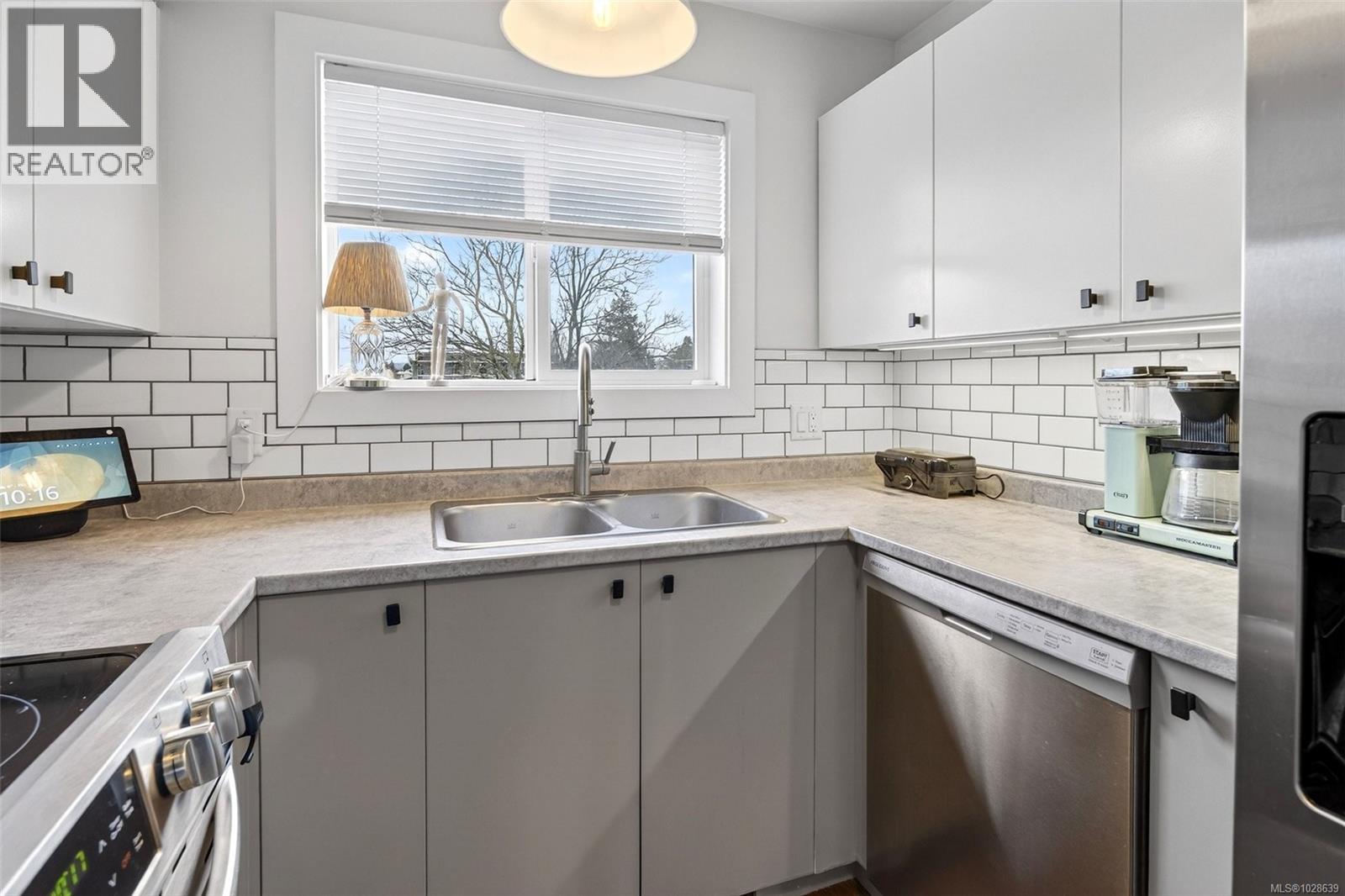 412 894 Vernon Ave, Saanich