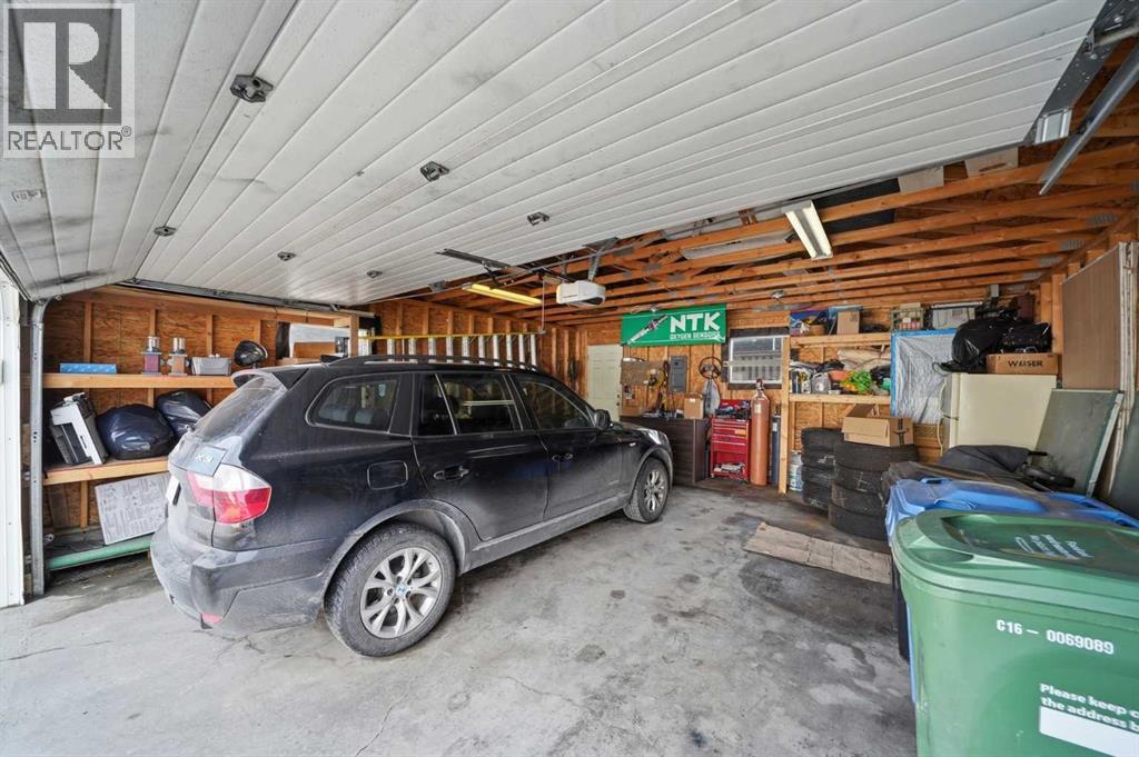 Single Family House 4 Level for Sale in  Catalina Boulevard NE Monterey Park Calgary 