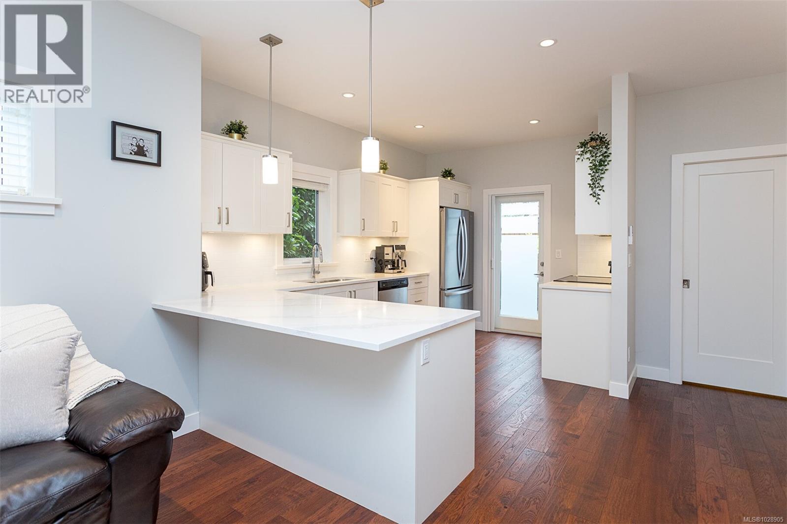 1 10529 McDonald Park Rd, Sidney