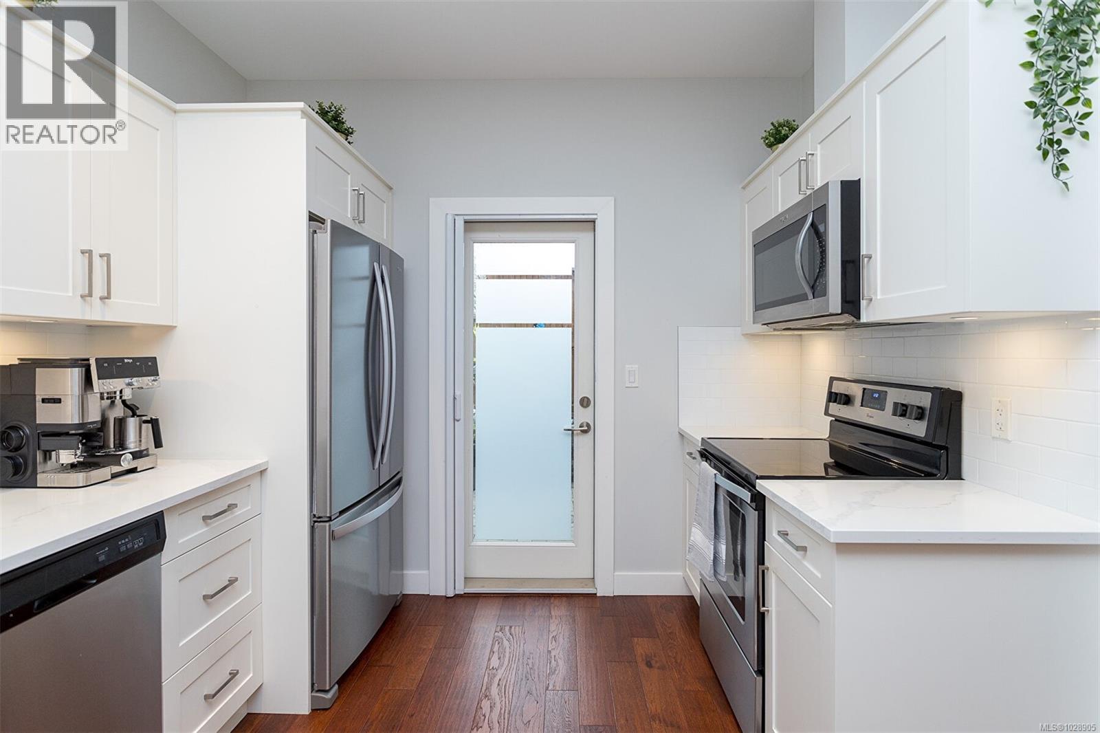 1 10529 McDonald Park Rd, Sidney