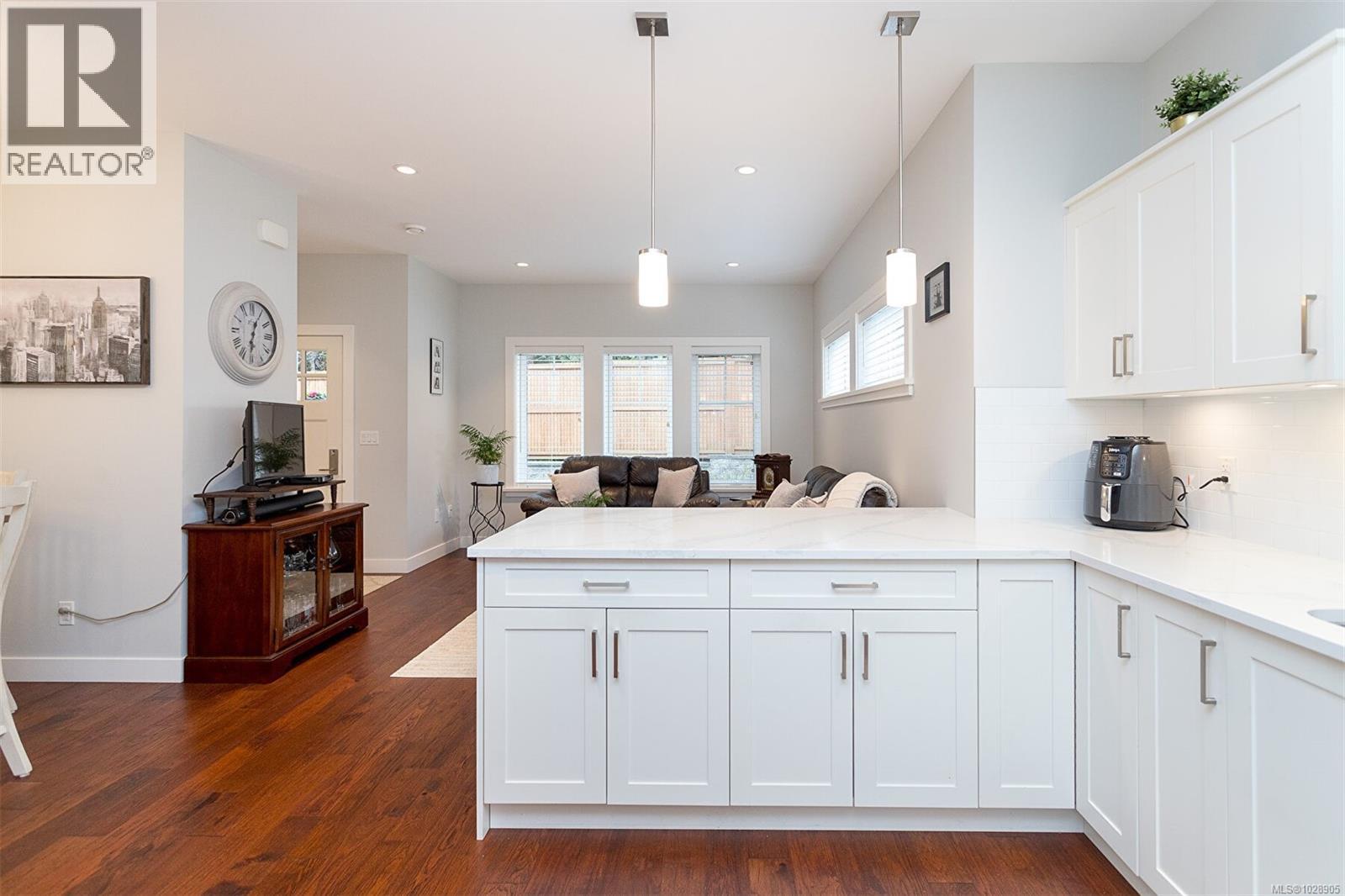 1 10529 McDonald Park Rd, Sidney