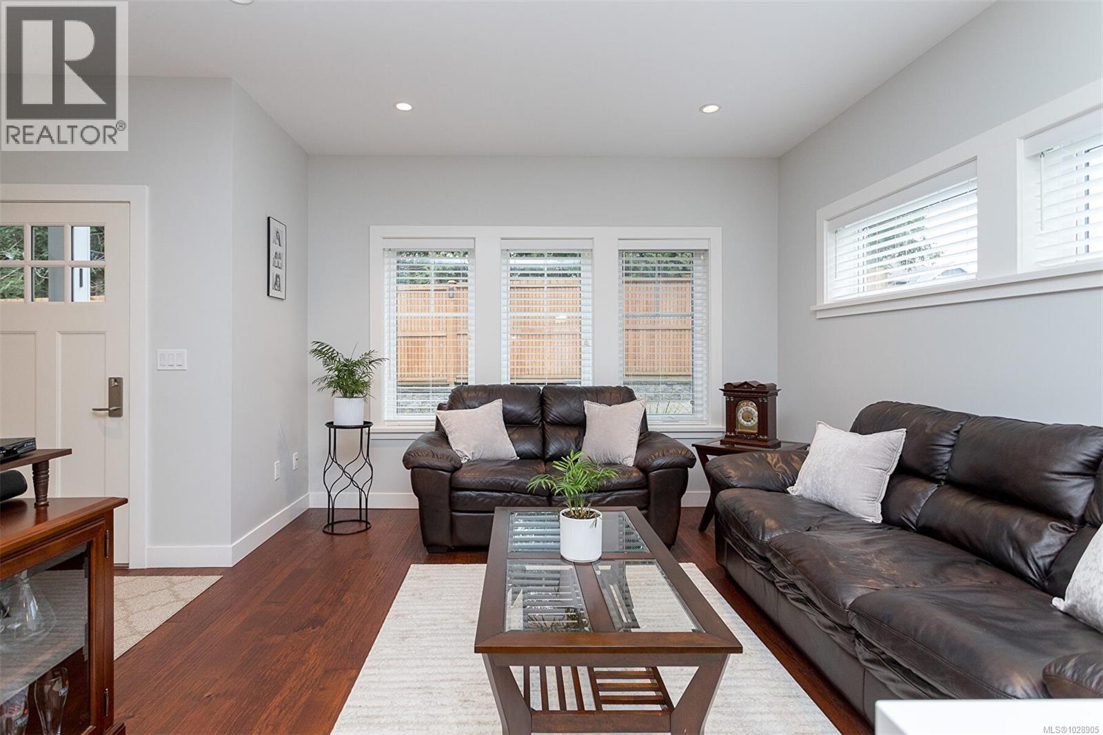 1 10529 McDonald Park Rd, Sidney