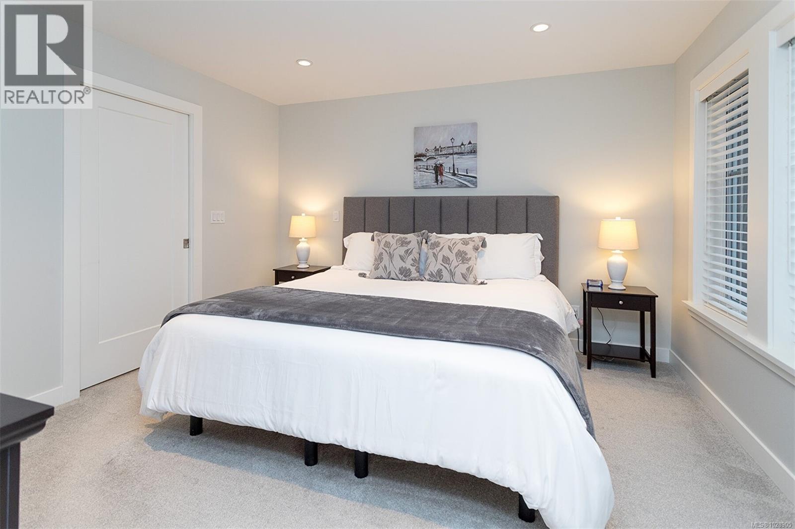 1 10529 McDonald Park Rd, Sidney