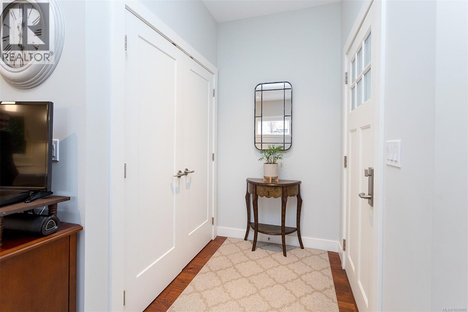 1 10529 McDonald Park Rd, Sidney