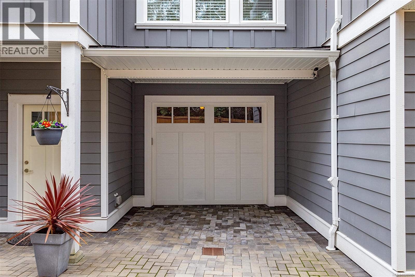 1 10529 McDonald Park Rd, Sidney