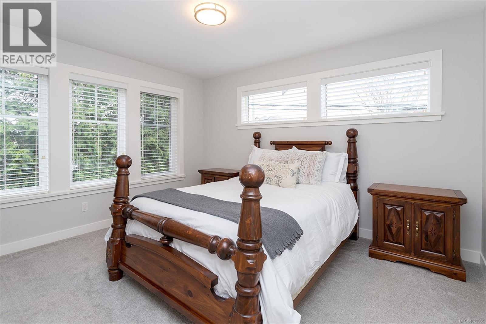 1 10529 McDonald Park Rd, Sidney