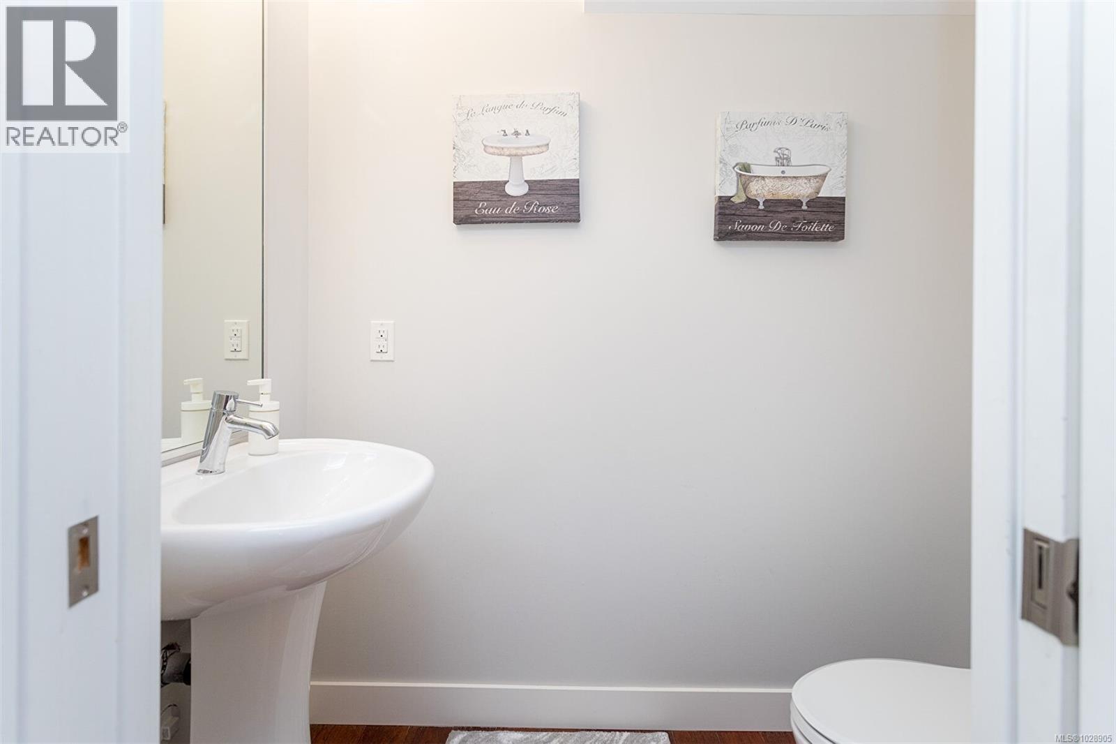 1 10529 McDonald Park Rd, Sidney