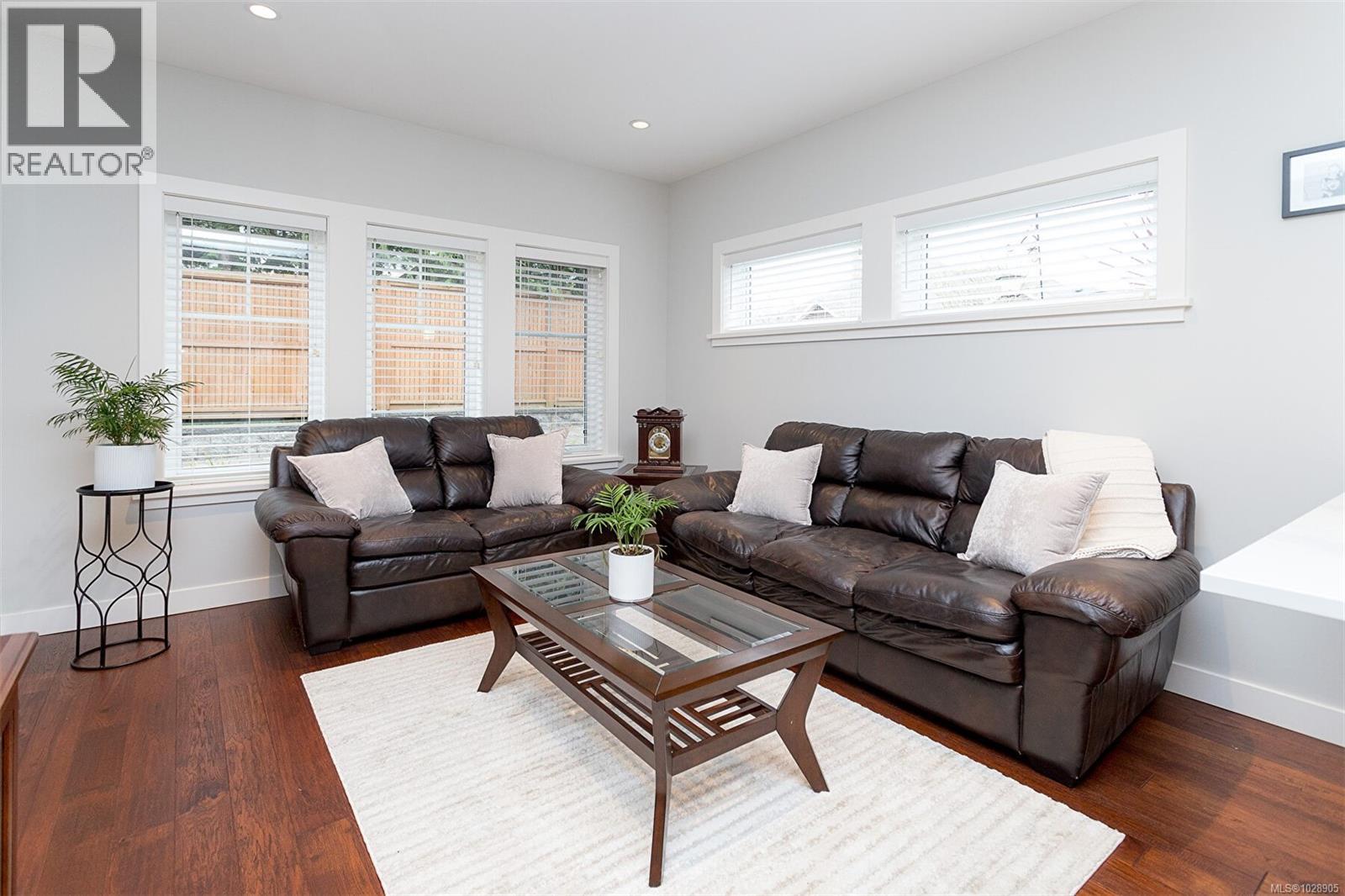 1 10529 McDonald Park Rd, Sidney