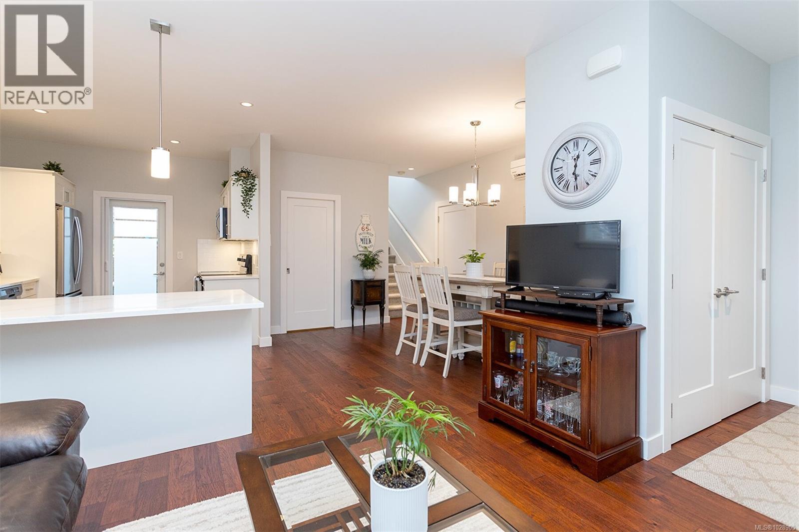 1 10529 McDonald Park Rd, Sidney