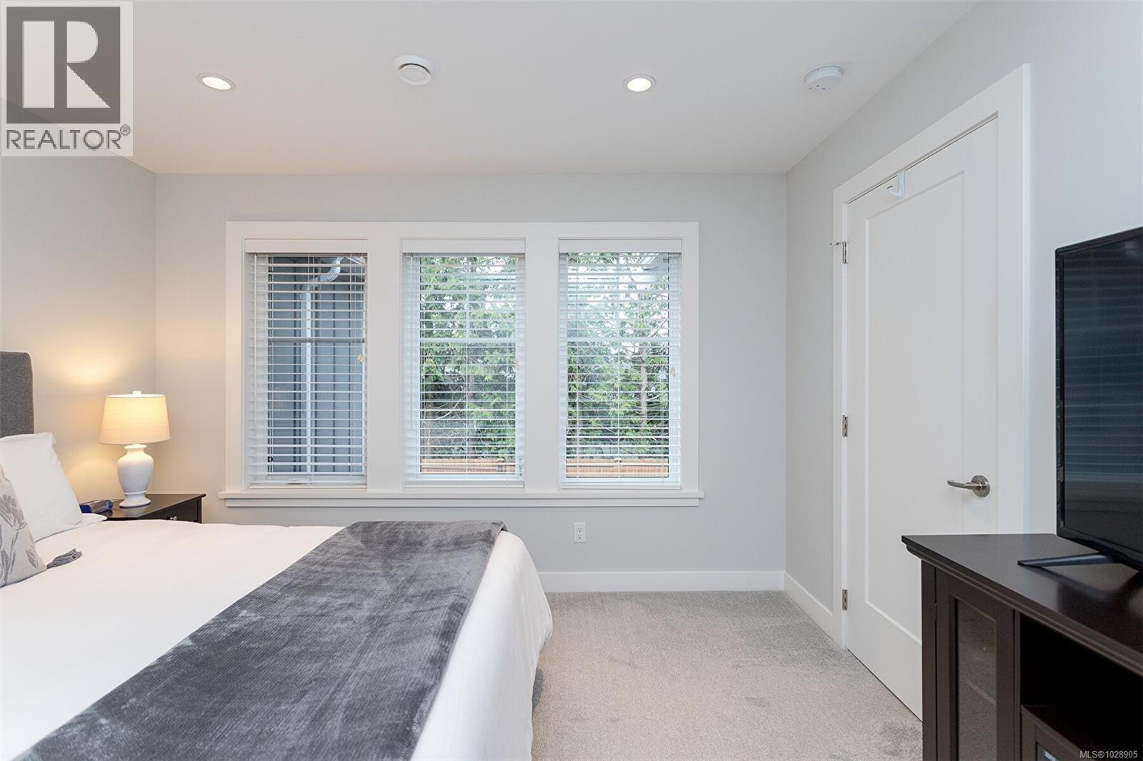 1 10529 McDonald Park Rd, Sidney