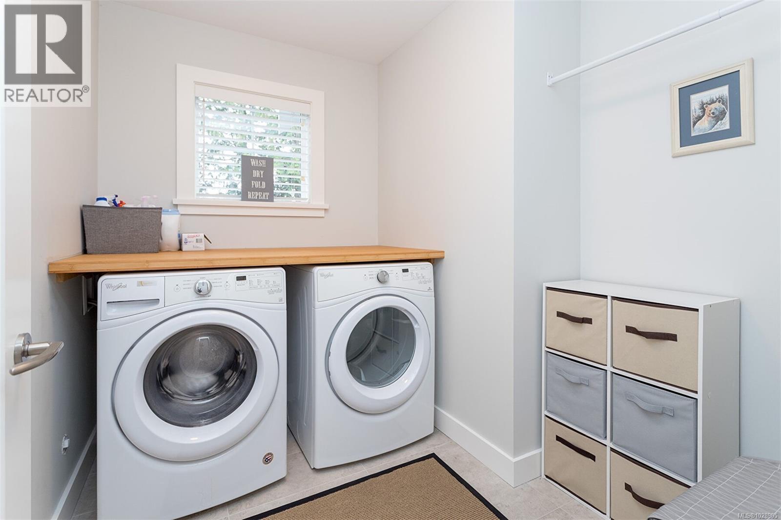 1 10529 McDonald Park Rd, Sidney