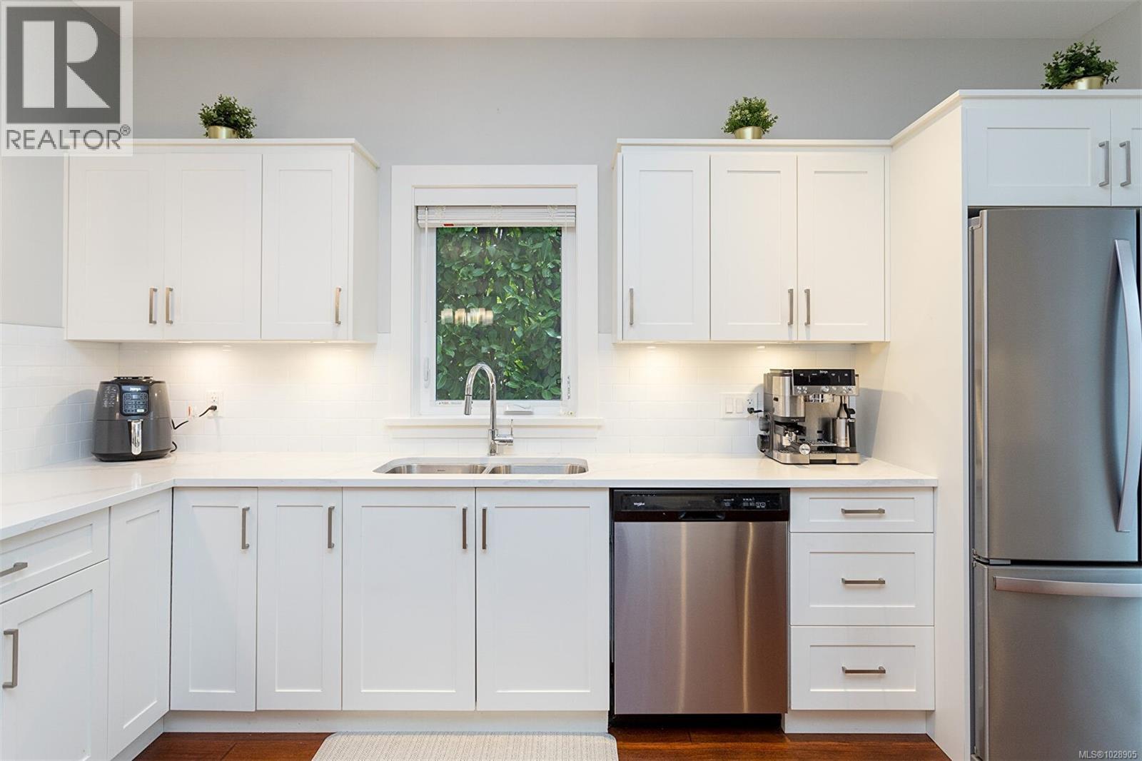 1 10529 McDonald Park Rd, Sidney