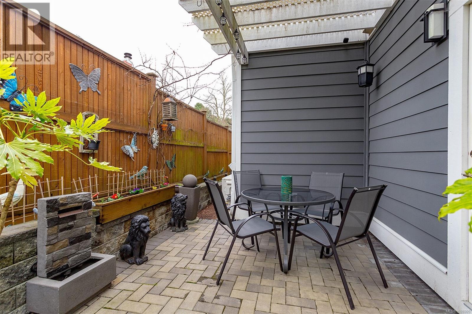 1 10529 McDonald Park Rd, Sidney