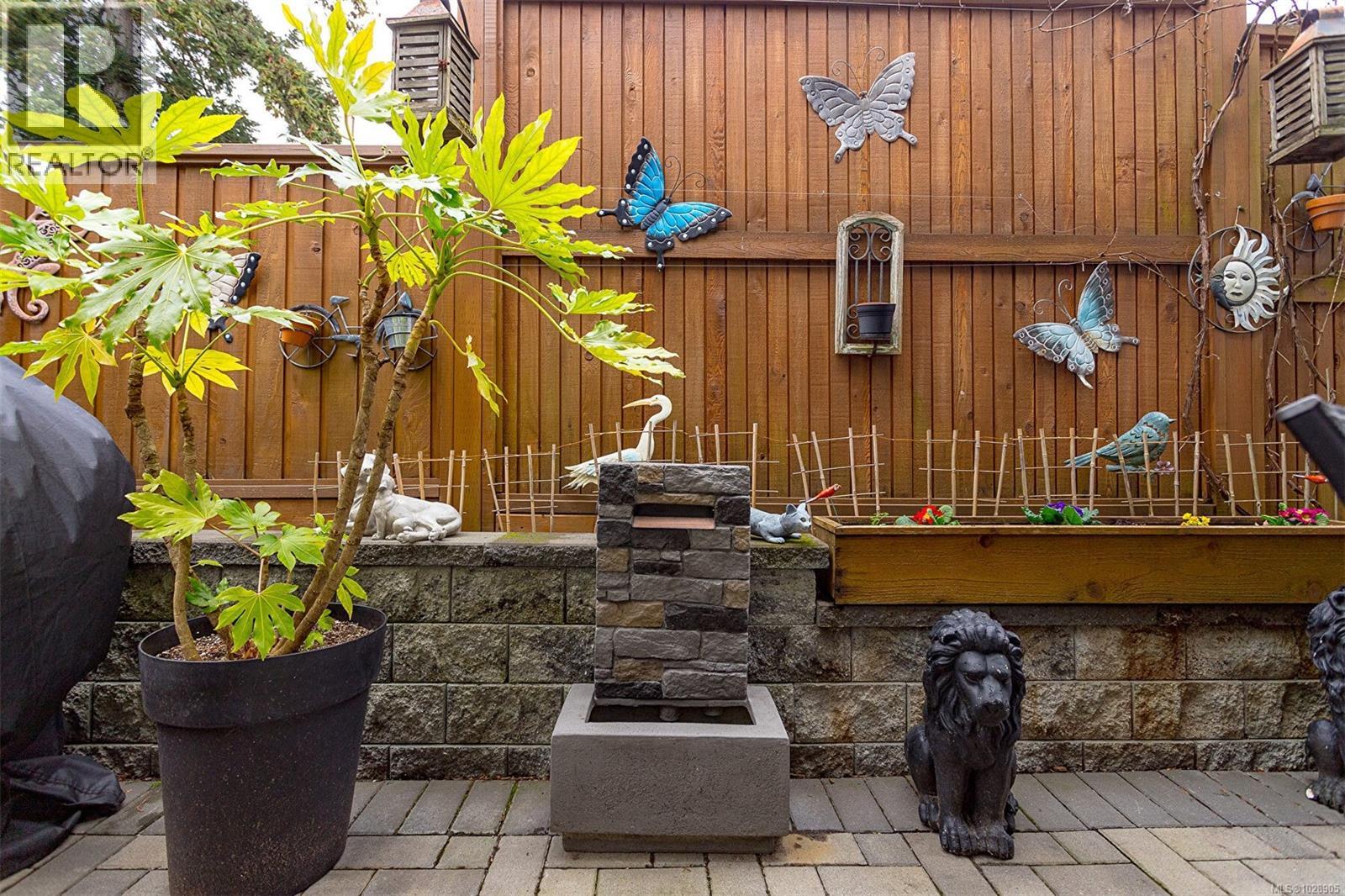 1 10529 McDonald Park Rd, Sidney