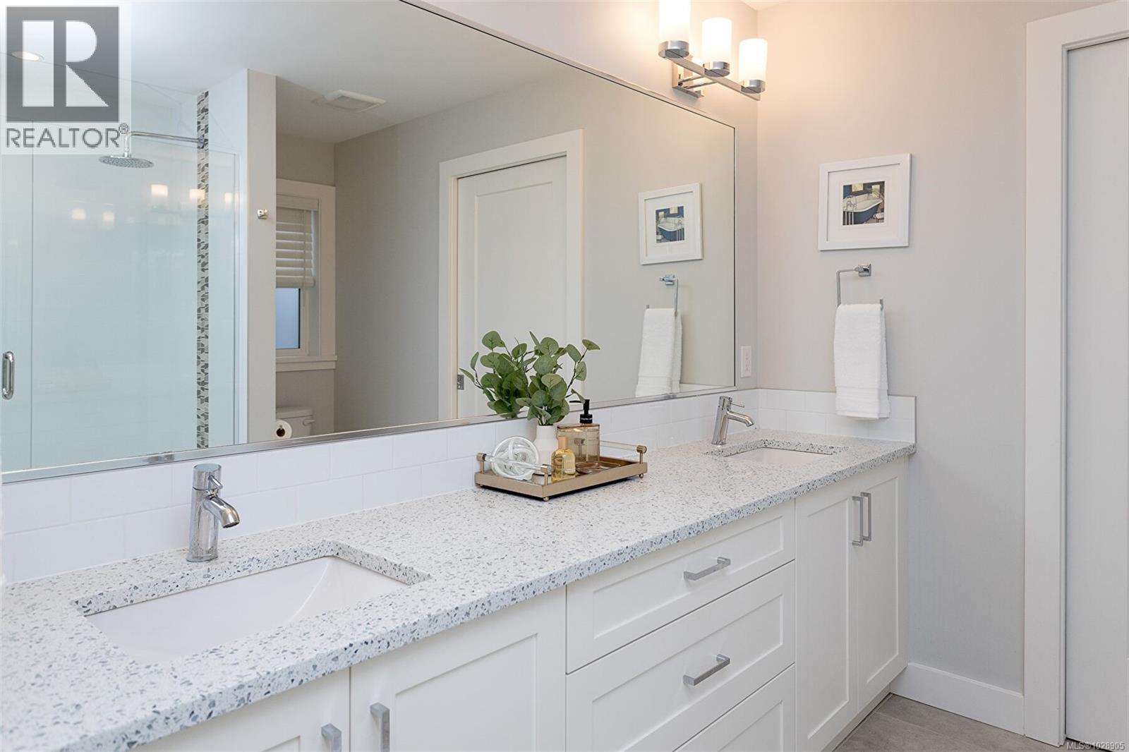 1 10529 McDonald Park Rd, Sidney