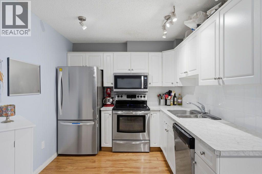 Single Family House for Sale in   Sierra Morena Mews SW Signal Hill Calgary 