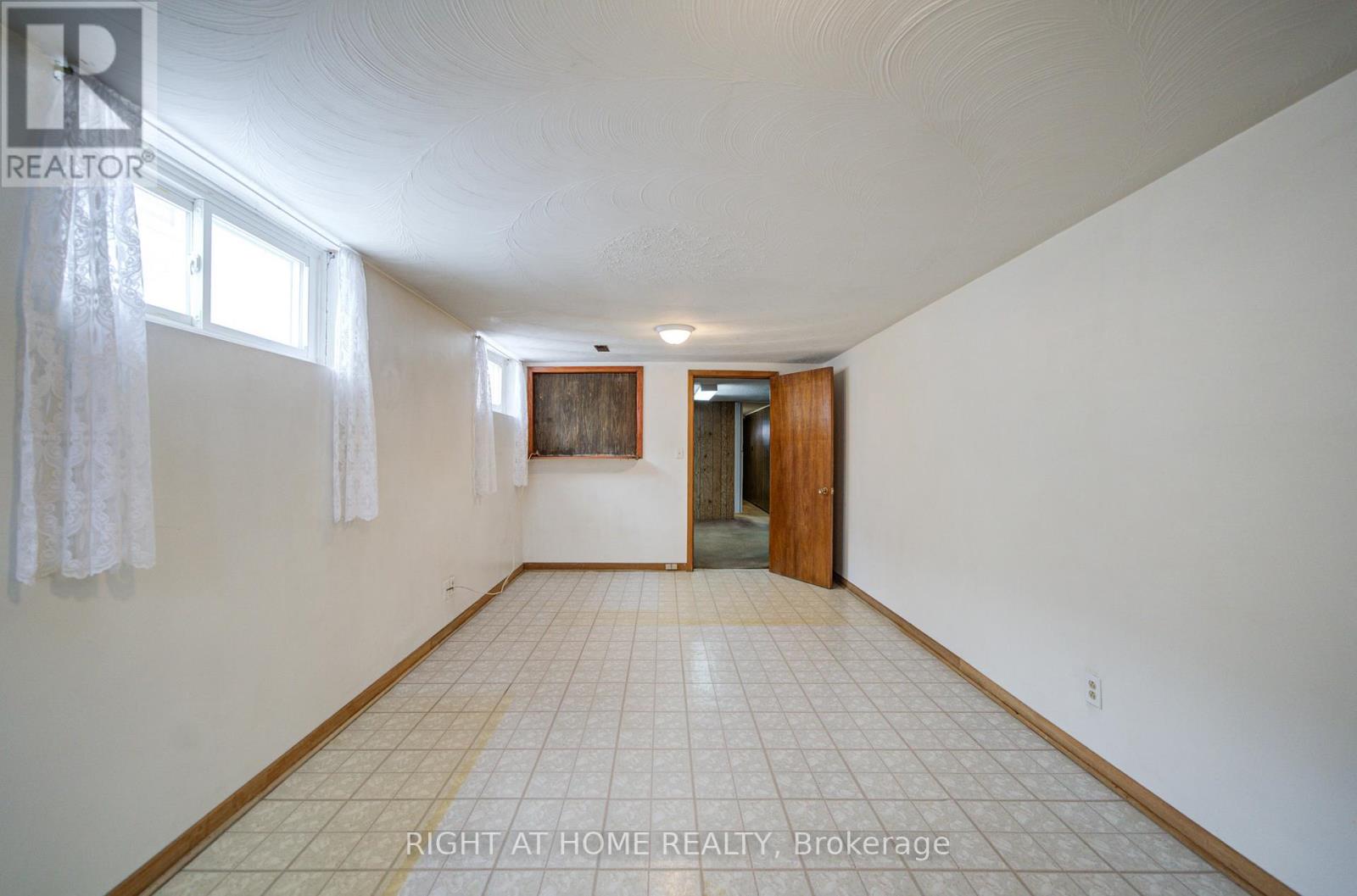 14 CASTLEBURY CRESCENT - 21