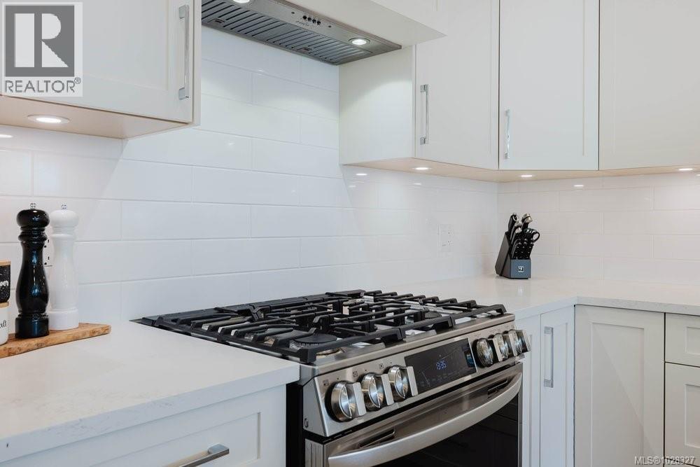 1399 SANDSTONE LANE - Image 3