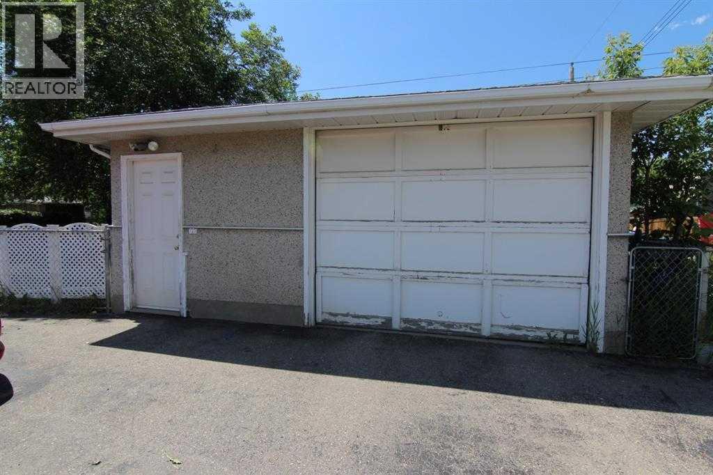 Single Family House for Sale in   Avenue NW Bowness Calgary 