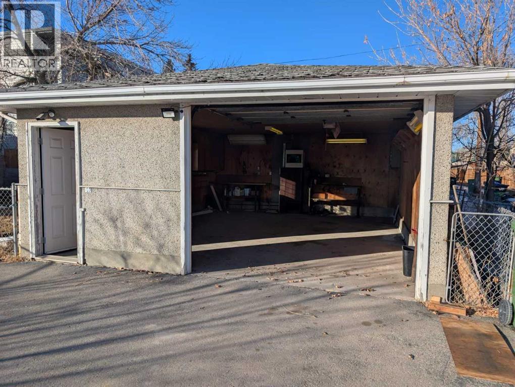 Single Family House for Sale in   Avenue NW Bowness Calgary 