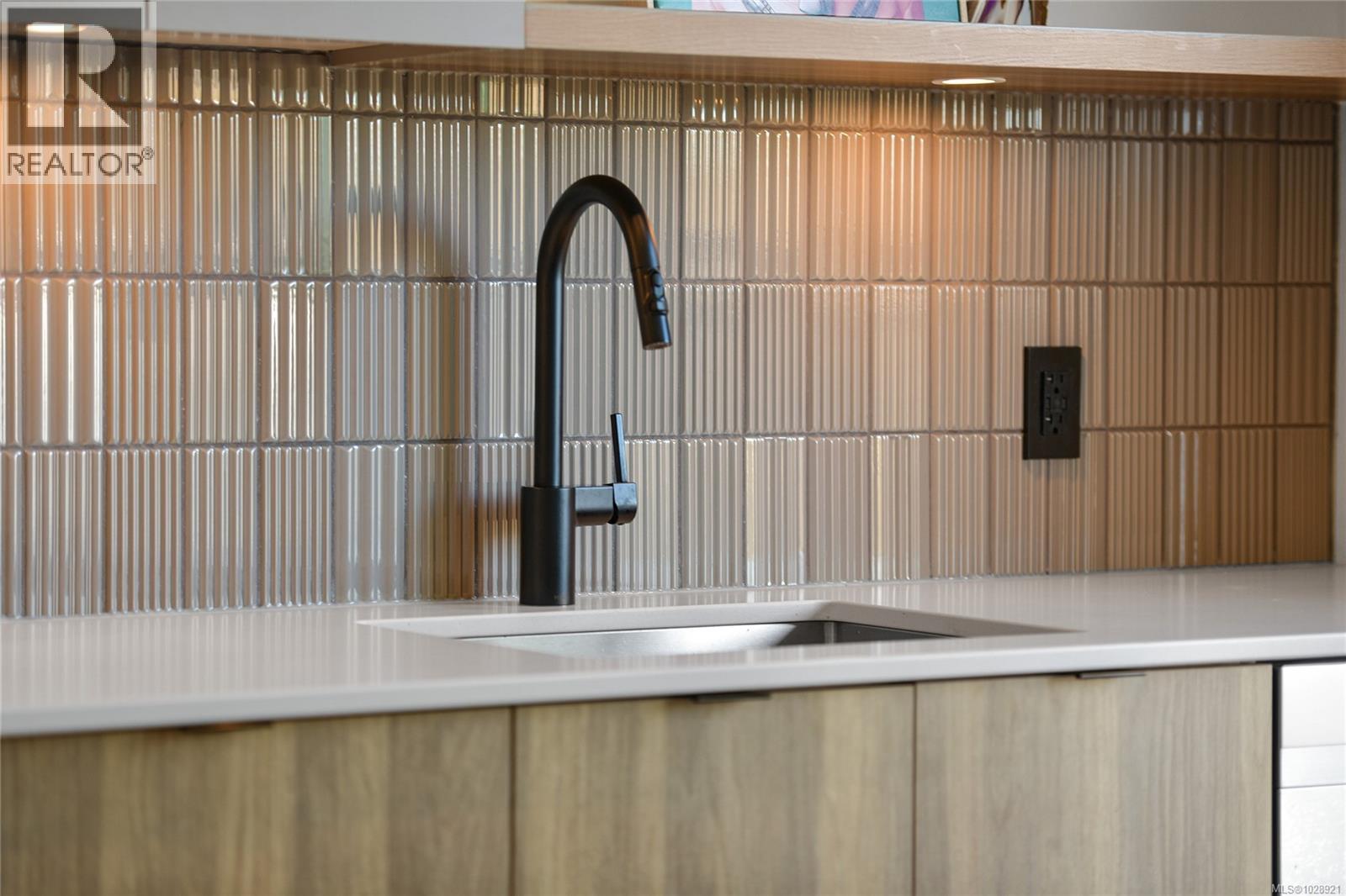 406 1301 Hillside Ave, Victoria